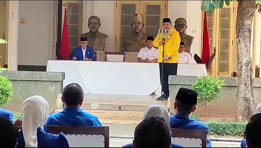 (Foto: Ketua DPP Partai Golkar, Airlangga Hartanto saat memberikan sambutan pada deklarasi Bacapres Prabowo Subianto/Ist)