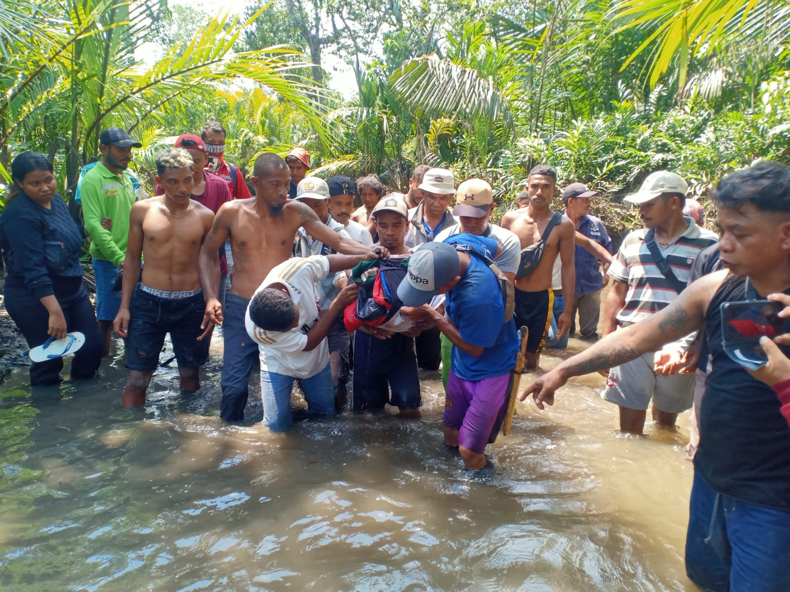 Foto : Suasana warga mengevakuasi mayat Bonefasius Tematang (41).