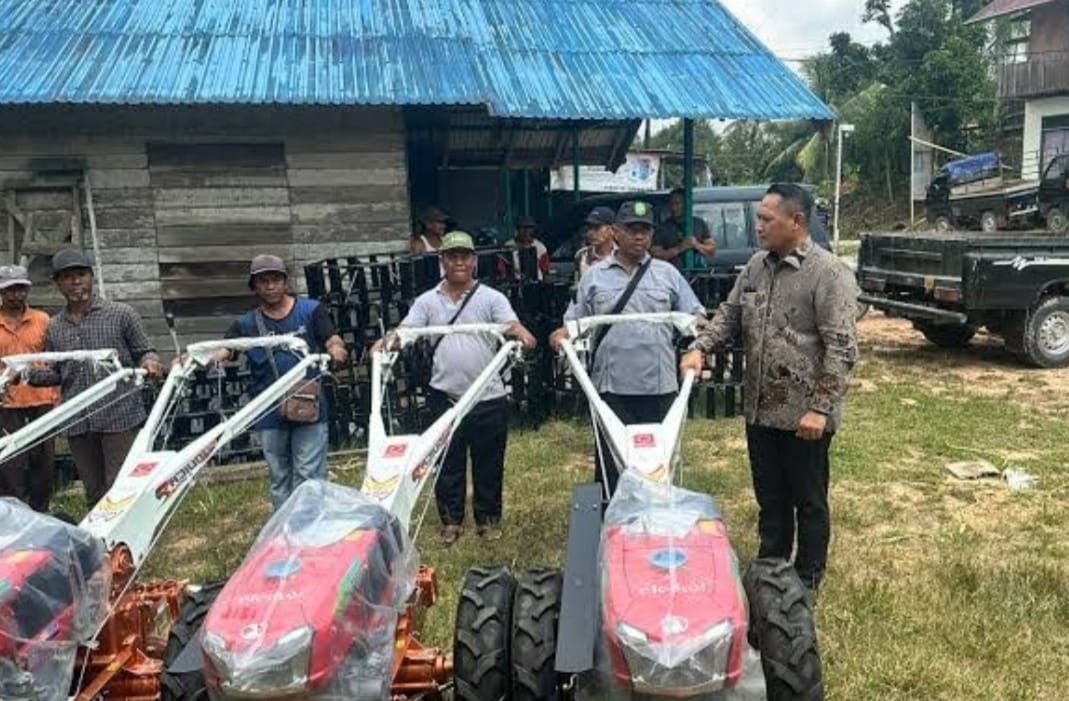 Foto: Seno Aji menyerahkan bantuan Handtraktor ke petani Tenggarong Seberang.