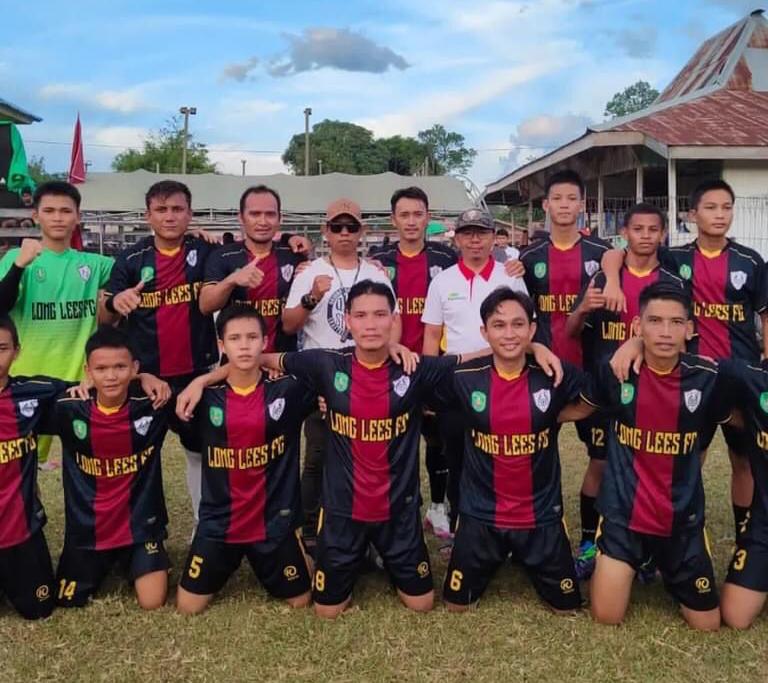 Foto: Kabid Pengembangan Pemuda Dispora Kaltim, Rasman, saat foto bersama tim lokal Long Mesangat yang mengikuti Liga Pemuda Etam. (Istimewa)