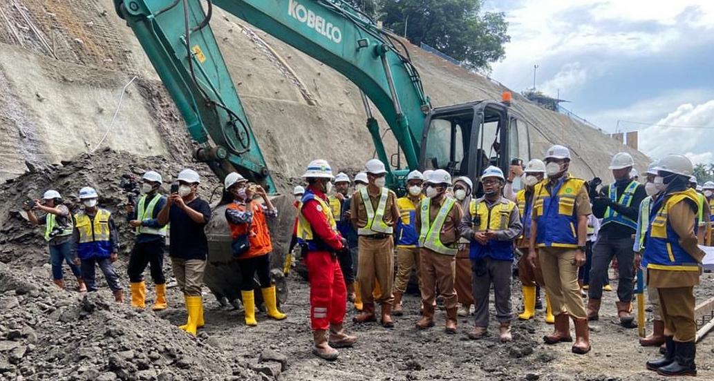 Foto: Walikota Samarinda Andi Harun saat meninjau progres pembangunan terowongan.(Ist)