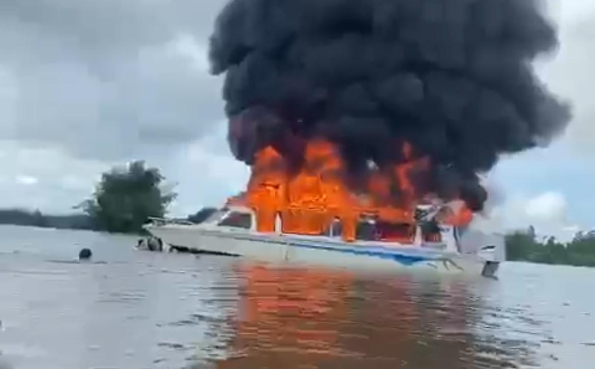 Foto: Speedboat rombongan Wakil Bupati Kubar yang terbakar di perairan Kampung Muara Kedang. (Tangkapan Layar Video Warga)