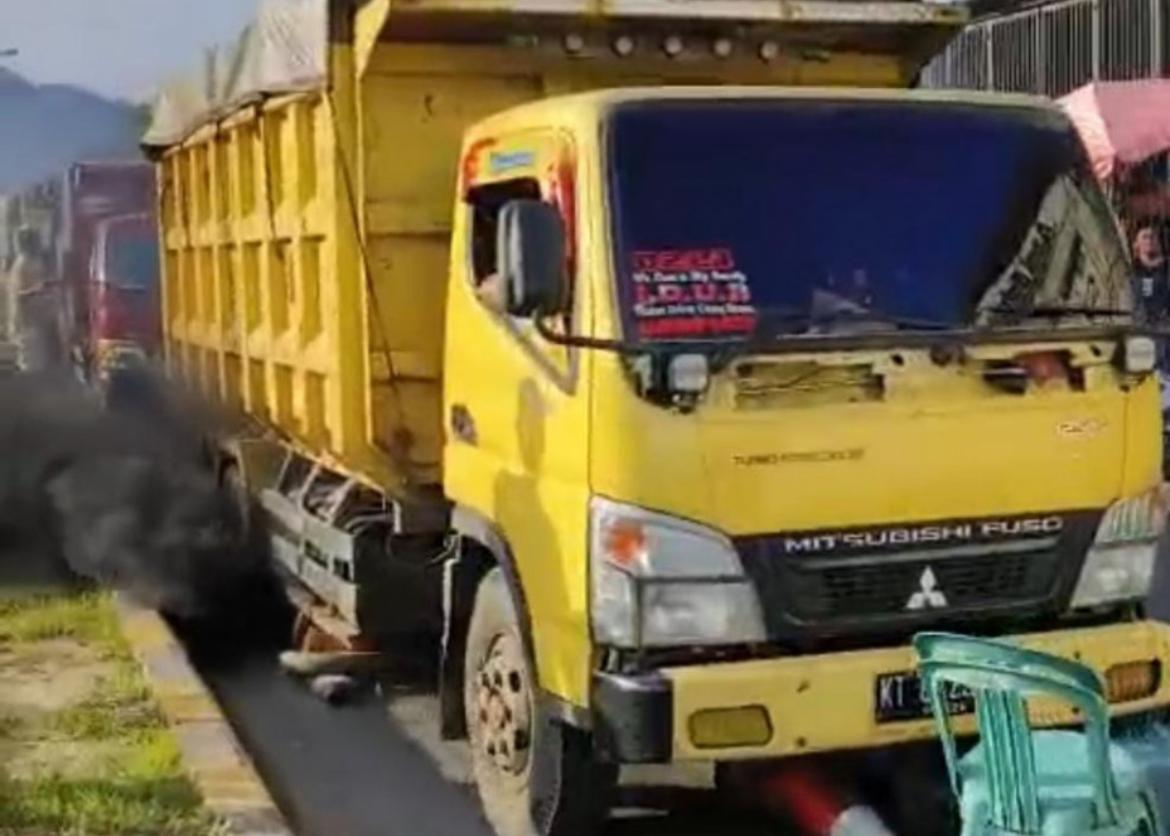 Foto: Tangkapan layar video detik-detik truk batu bara trobos blokade warga Batu Sopang.