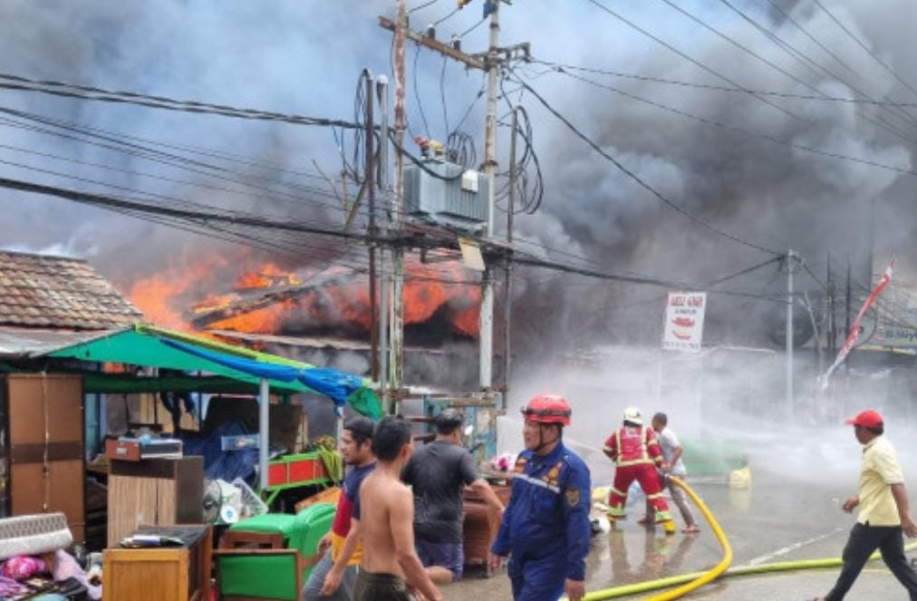 Foto: Suasana kebakaran yang terjadi di Jalan Pattuimura, Samarinda Seberang. (istimewa)