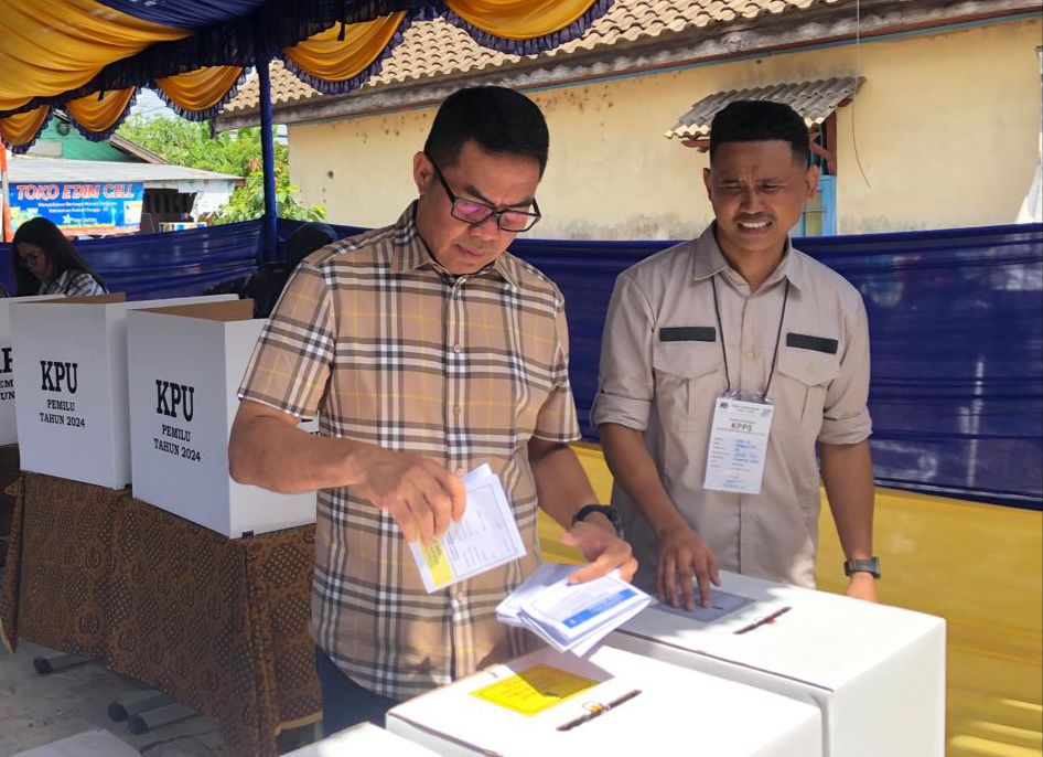 Wali Kota Samarinda, Andi Harun saat menggunakan hak pilihnya di TPS 022. (Voxnews.id)