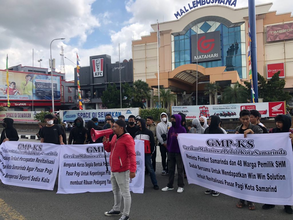 Gerakan Mahasiswa Peduli Kota Samarinda (GMP-KS) saat menggelar aksi demo terkait dugaan adanya politisasi pada rencana revitalisasi pasar pagi. (Voxnews.id)