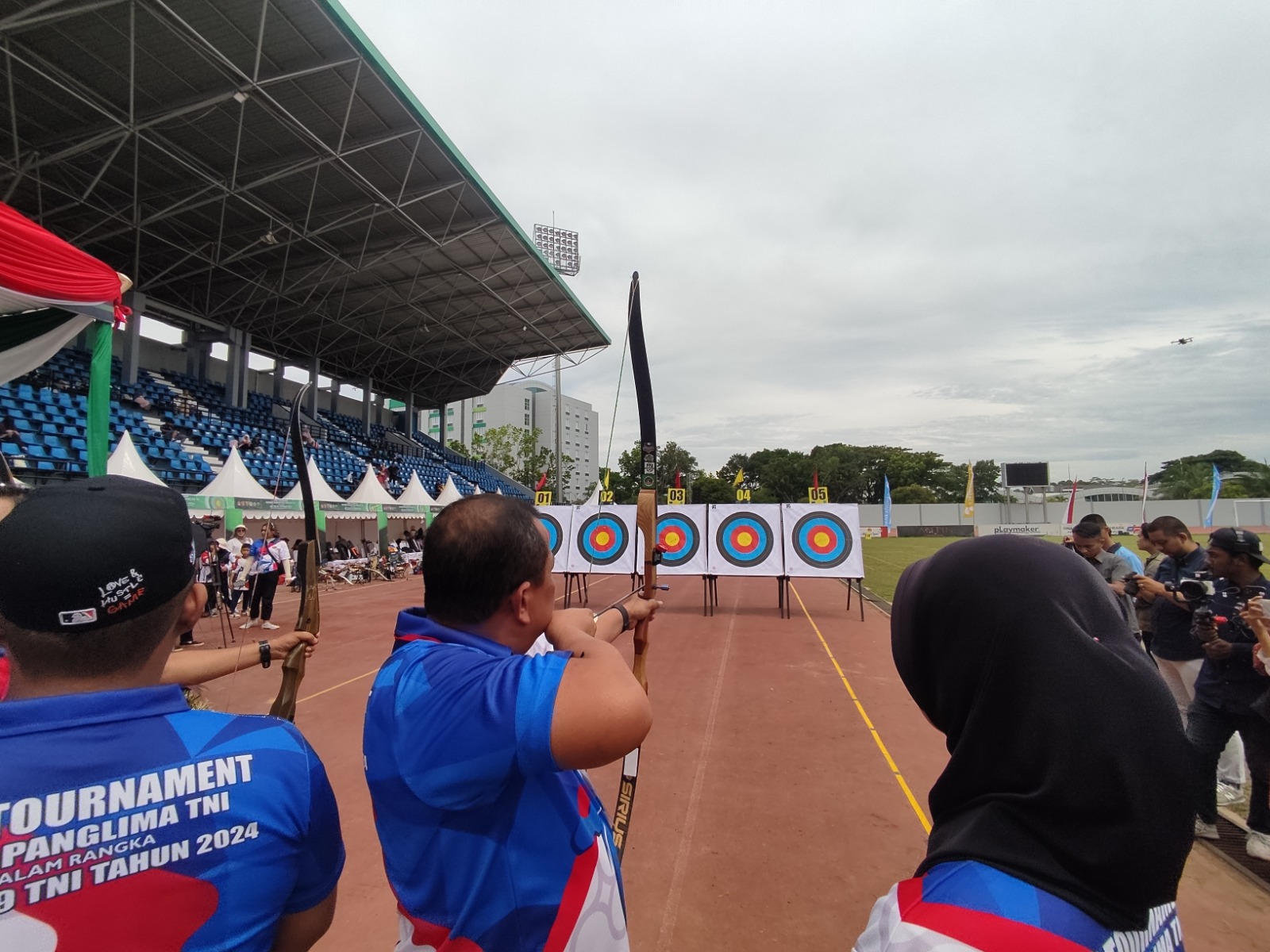 Suasana dalam Open Tournament Kejuaraan Nasional Panahan Piala Panglima TNI 2024 di GOR Kadrie Oening. (Dok/voxnews.id)