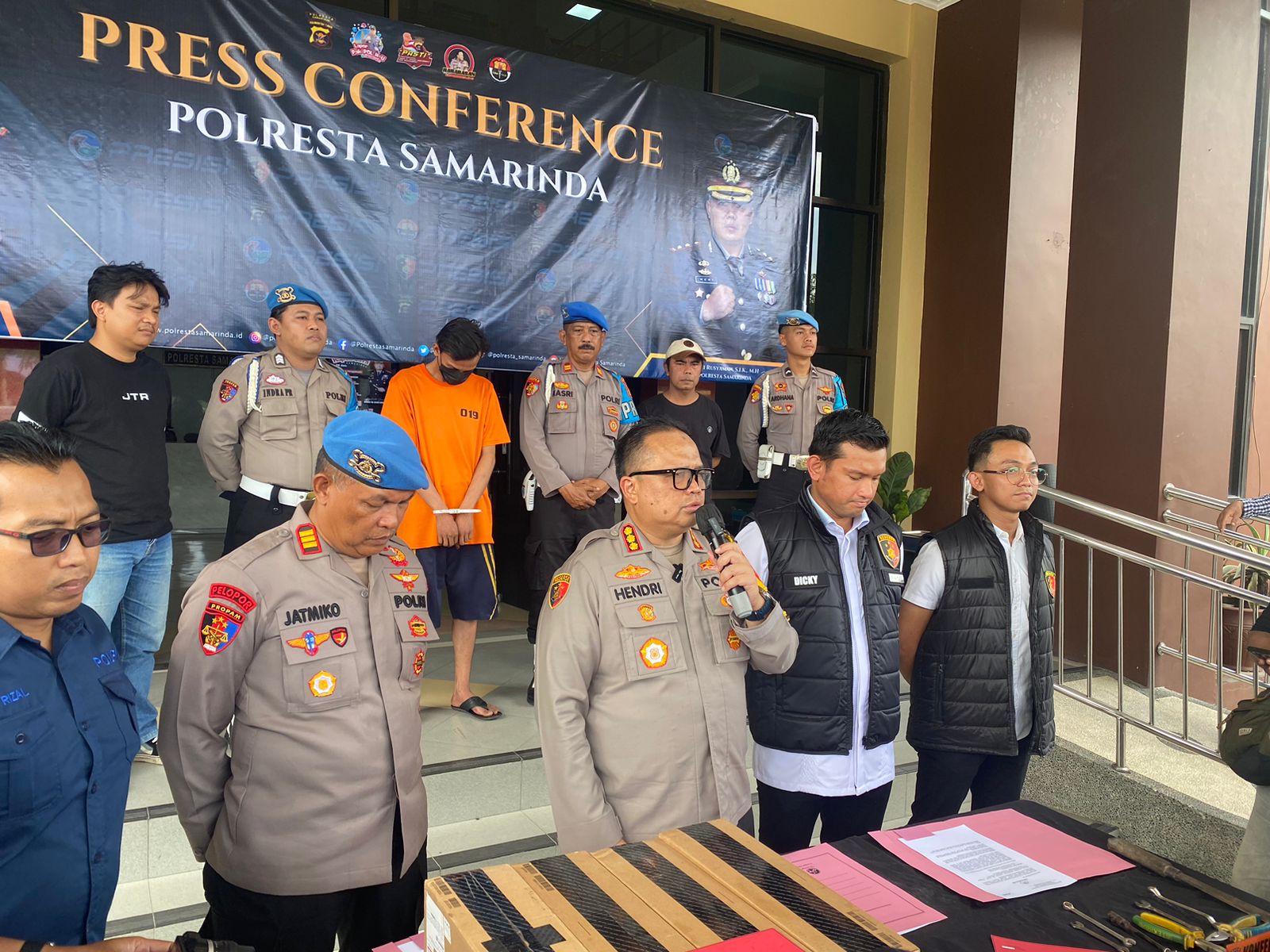 Kapolresta Samarinda, Kombes Pol Hendri Umar saat menggelar konfrensi pers pencurian AC Outdoor. (Voxnews.id)