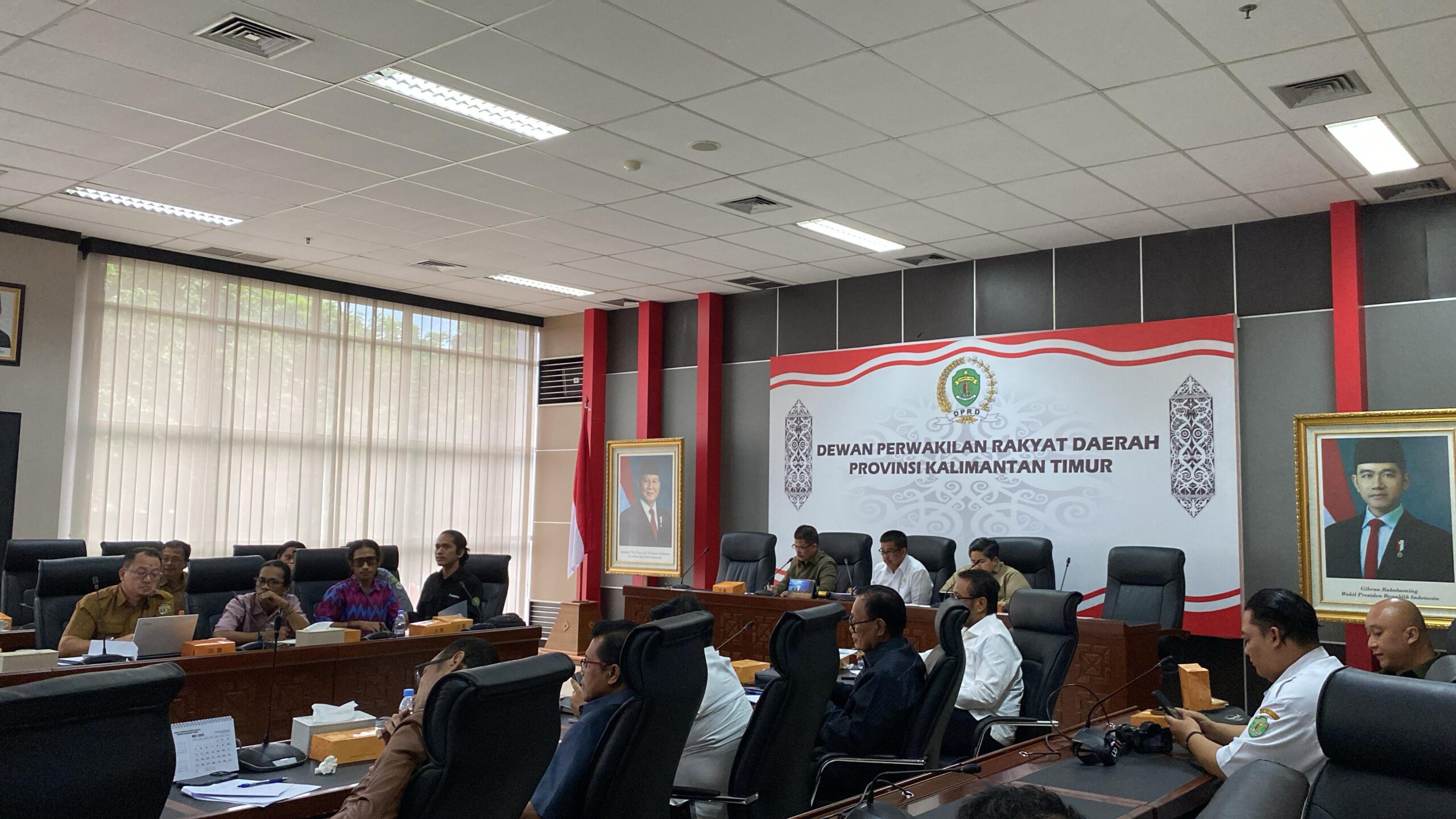 Suasana RDP Komisi Gabungan DPRD Kaltim perihal Tambang Ilegal di KHDTK Fakultas Kehutanan Universitas Mulawarman Samarinda, Senin (5/5/2025). 