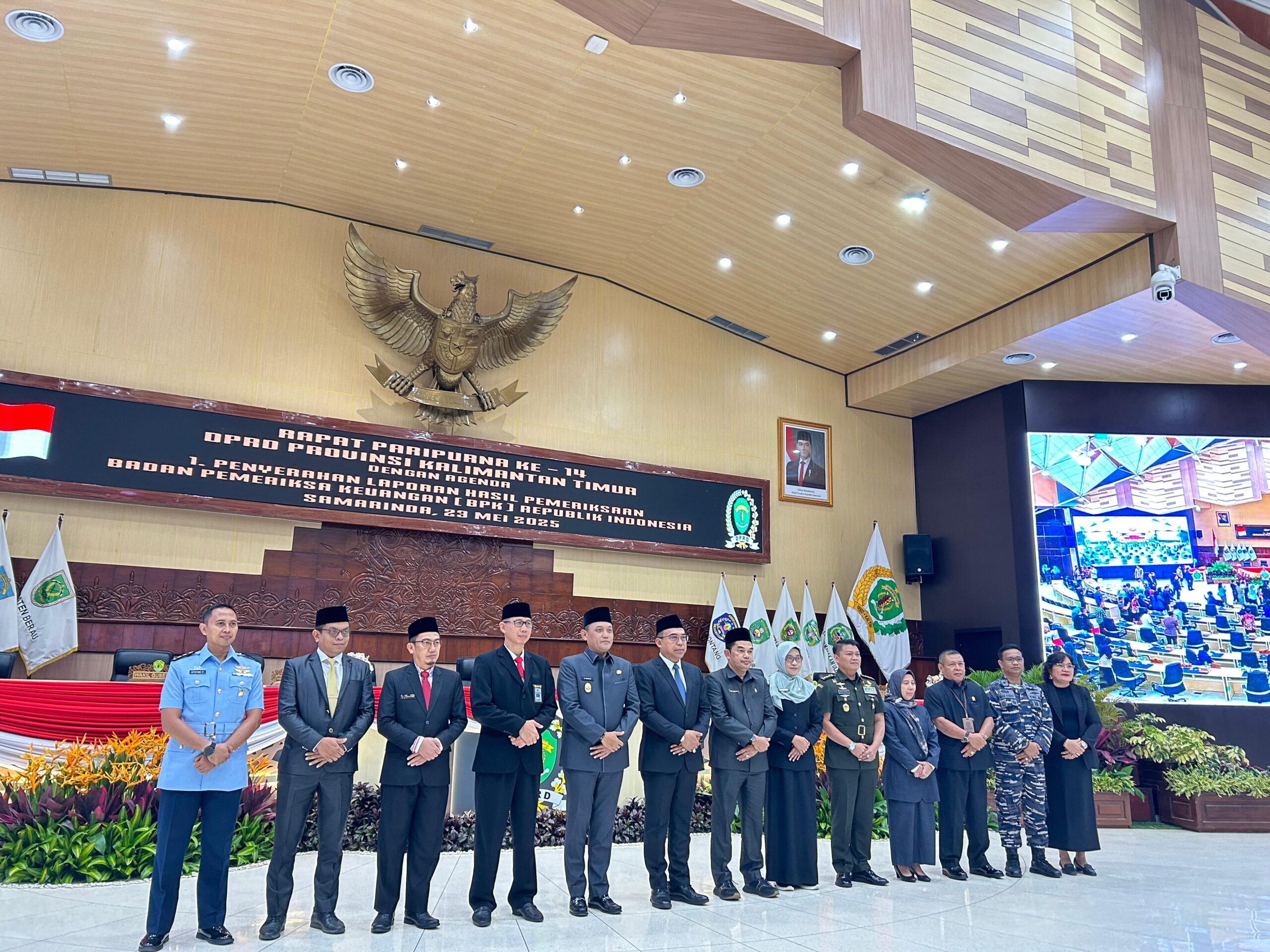Foto bersama DPRD Kaltim, Pemprov Kaltim dan BPK RI usai Rapat Paripurna Kaltim, Jum’at (23/5/2025).