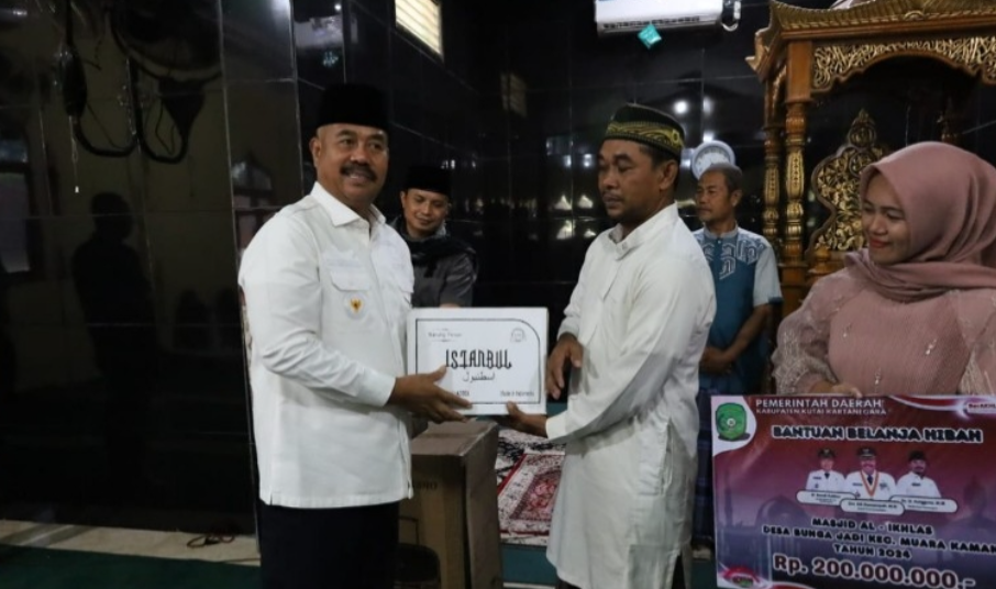 Bupati Kutai Kartanegara (Kukar) Edi Damansyah datang berkunjung sekaligus bersilahturahmi dengan masyarakat di Masjid Al – Ikhlas Desa Bunga Jadi Kecamatan Muara Kaman.
