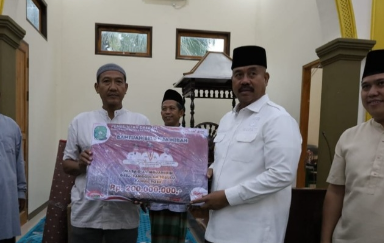 Bupati Kutai Kartanegara (Kukar) Edi Damansyah datang mengunjungi Masjid At-Taqwa Blok A Dusun Panji dan bersilahturahmi dengan masyarakat Desa Manunggal Daya, Kecamatan Sebulu.