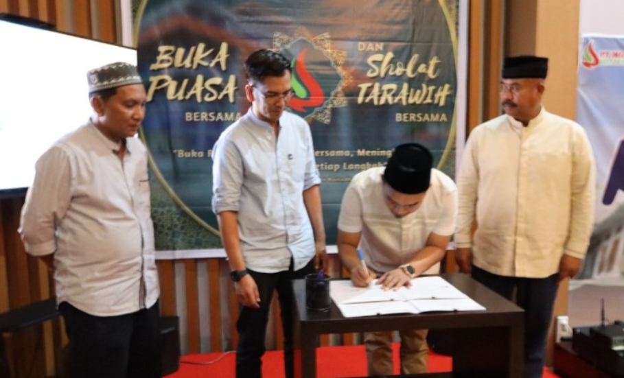 Edi Damansyah saat memberikan arahan usai menyaksikan Penandatanganan MoU PT. MGRM Kukar dengan PT Danapati Mulia dan PT Sarana Inti Sinergi Bertempat di Kantor PT. MGRM Kukar.