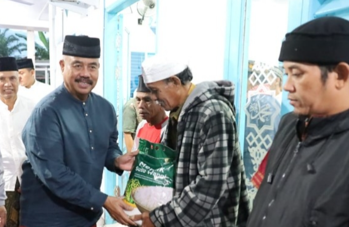 Bupati Kutai Kartanegara (Kukar) Edi Damansyah melanjutkan kegiatan safari subuh, kali ini giliran Musholla Al Mubarok Jalan Pesut.