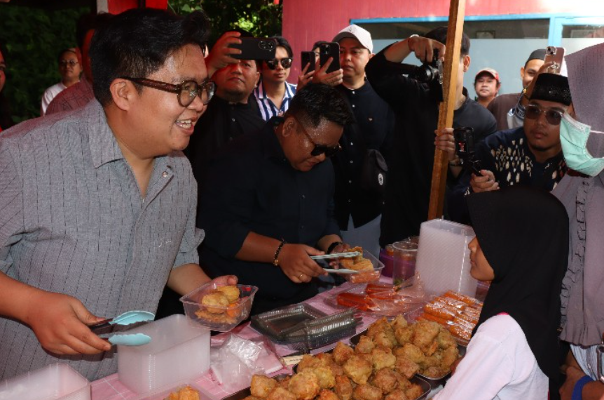 Wakil Bupati (Wabup) Kutai Kartanegara (Kukar) Rendi Solihin membuka Takjil War, kolaborasi 10 pedagang Usaha Mikro, Kecil, dan Menengah (UMKM) di Ruko Dekranasda Kukar.