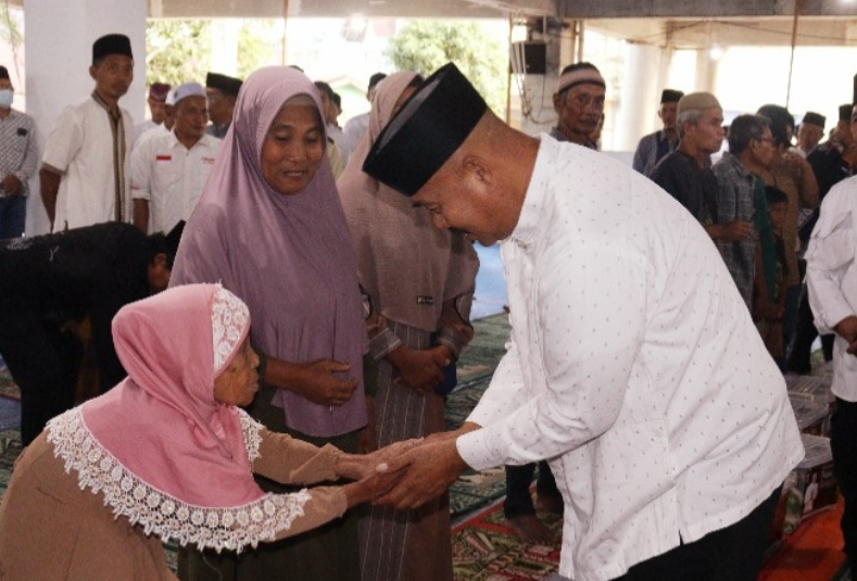 Bupati Kutai Kartanegara (Kukar) Edi Damansyah bersilaturahmi dengan masyarakat Desa Bangun Rejo, di Masjid At Takwa Desa Bangun Rejo.