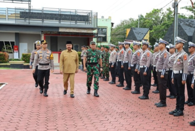 Bupati Kutai Kartanegara, Edi Damansyah pimpin apel gelar pasukan Operasi Ketupat Mahakam Tahun 2025 bersama dengan Polres Kukar.