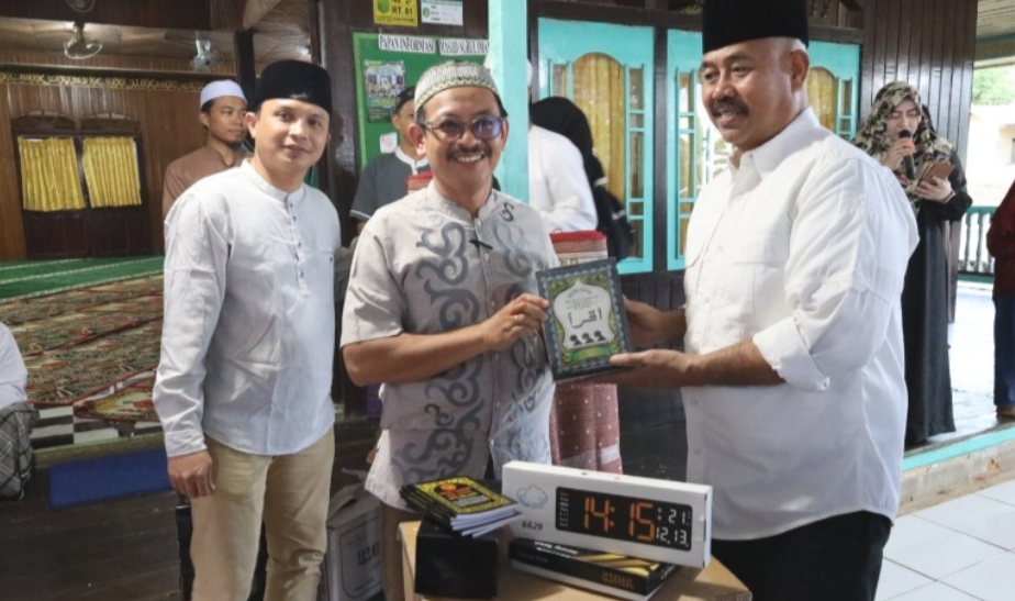 Bupati Serahkan Bantuan Paket Sembako dan Sarana Peribadahan di Masjid Nurul Iman Perjiwa.