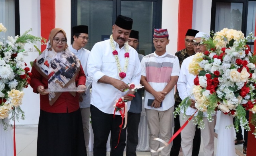 Bupati Kutai Kartanegara (Kukar) Edi Damansyah resmikan kantor Desa Loa Raya Kecamatan Tenggarong Seberang.
