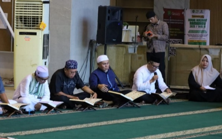 acara Khataman Al-Quran dan buka bersama, berlangsung di kantor Dispora Kukar.