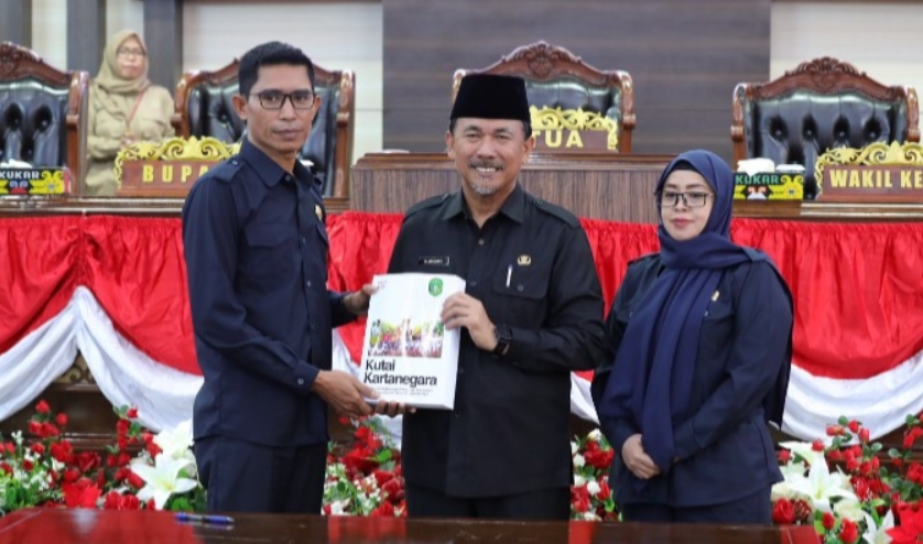 Laporan Keterangan Pertanggungjawaban (LKPJ) Kepala Daerah Bupati dan Wakil Bupati Kabupaten Kutai Kartanegara Tahun Anggaran 2024, dihadapan DPRD Kukar dalam Rapat Paripurna ke IV.