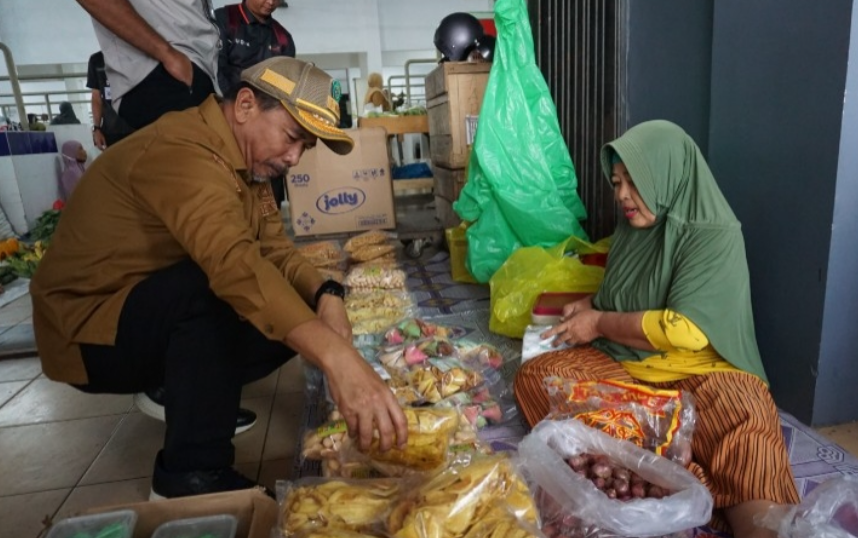 Sekretaris Daerah (Sekda) Kutai Kartanegara (Kukar) Sunggono melakukan Monitoring lapangan terhadap ketersediaan barang dan harga kebutuhan pokok jelang Lebaran Idul Fitri.