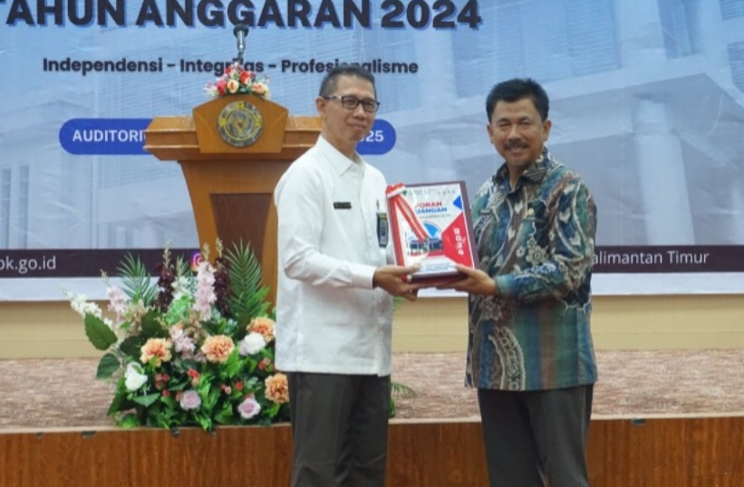 Sekda Kukar Sunggono bersama seluruh Kepala Daerah Se Kalimantan Timur menyerahkan Laporan Keuangan Pemerintah Daerah (LKPD) Unaudited Tahun Anggaran (TA) 2024.