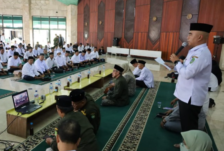 Asisten I Bidang Pemerintahan dan Kesejahteraan Rakyat Sekda Kukar, Akhmad Taufik Hidayat membuka Manasik Haji Massal 2025.