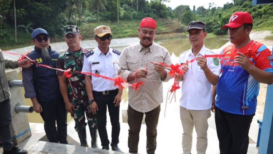 Bupati Kutai Kartanegara (Kukar) Edi Damansyah meresmikan Embung Maluhu di Jalan Semeru RT 18, Kelurahan Maluhu, Kecamatan Tenggarong.