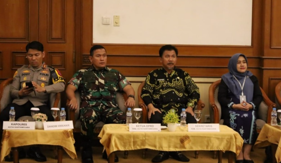 Sekretaris Daerah Kukar, H. Sunggono, menghadiri Rapat Pleno Rekapitulasi PSU Pilkada Kukar 2025.