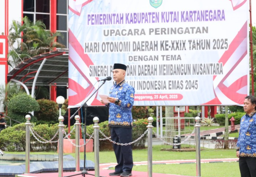 Asisten I Setkab Kukar, Akhmad Taufik Hidayat, memimpin Upacara Hari Otonomi Daerah ke-29.