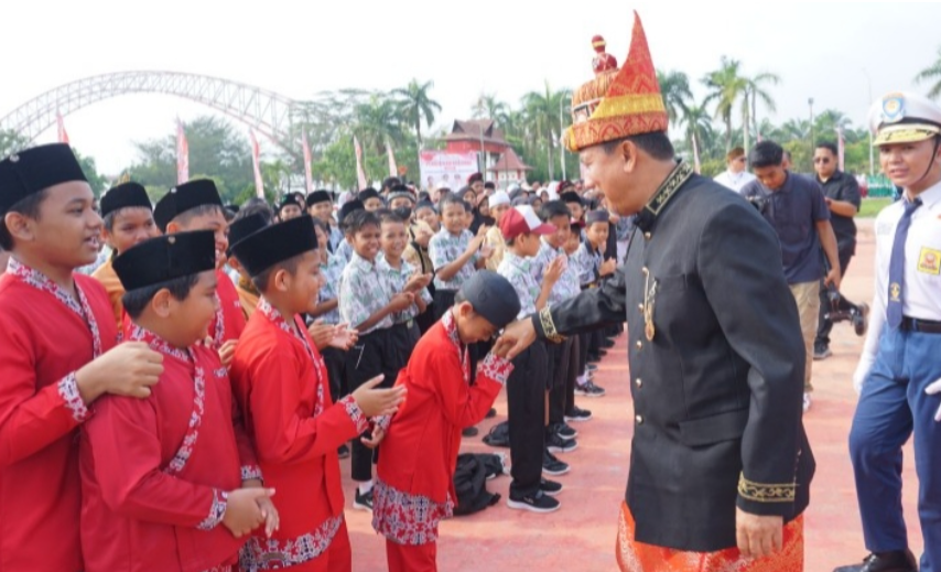 Sekretaris Daerah (Sekda) Kutai Kartanegara (Kukar) Sunggono menjadi inspektur Upacara pada Hari Pendidikan Nasional di Kabupaten Kutai Kartanegara di Halaman Kantor Bupati Kukar.