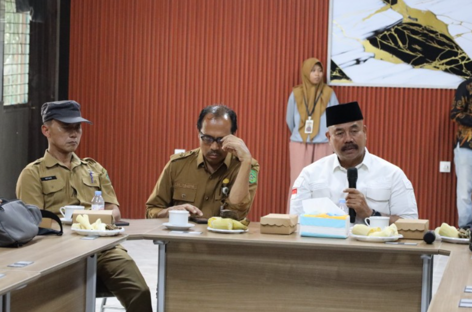 Bupati Kutai Kartanegara (Kukar), Edi Damansyah, menyerahkan bantuan alat mesin pertanian (Alsintan) dan menandatangani MoU dengan TNI di BBI Rempanga.