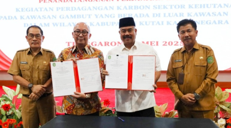 Bupati Kukar Edi Damansyah menandatangani perjanjian kerja sama perdagangan karbon dengan PT Tirta Carbon Indonesia.