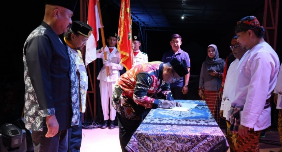 Bupati Kukar Edi Damansyah menghadiri pelantikan pengurus cabang Sempekat Keroan Kutai Kecamatan Loa Kulu.