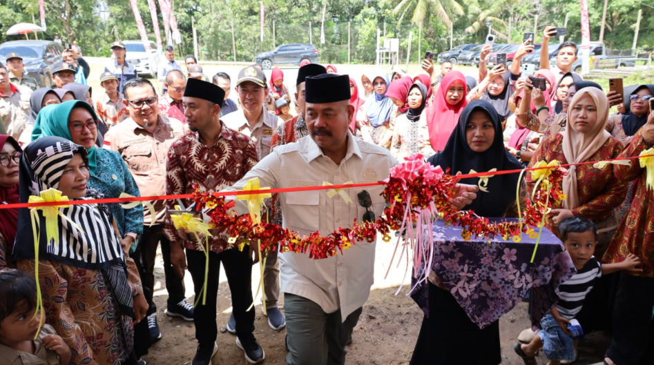 Bupati Kutai Kartanegara (Kukar) Edi Damansyah saat meresmikan gedung SMPN 6 dan Posyandu di Kecamatan Muara Muntai dan Kota Bangun Darat.