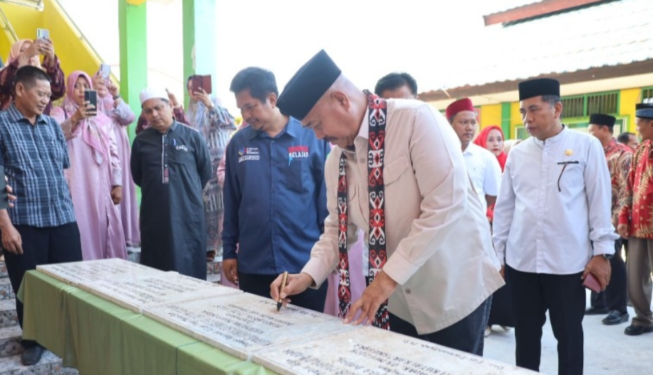 Bupati Kutai Kartanegara (Kukar) Edi Damansyah saat meresmikan rehabilitasi sekolah dasar di Kecamatan Muara Badak.