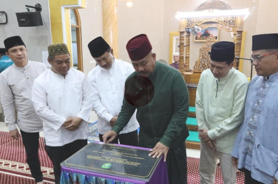 Bupati Kutai Kartanegara Edi Damansyah beserta rombongan safari subuh Pemkab Kukar saat meresmikan Masjid Besar Al-Idzhar Kecamatan Sebulu.