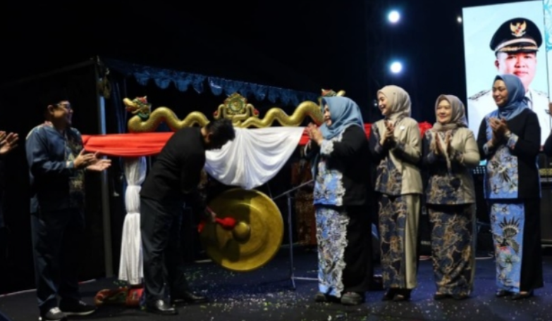 Sekretaris Daerah (Sekda) Kabupaten Kutai Kartanegara (Kukar), Sunggono, secara resmi membuka peringatan Hari Kesatuan Gerak (HKG) ke-53 Pemberdayaan Kesejahteraan Keluarga (PKK) Kukar di Kecamatan Muara Badak.