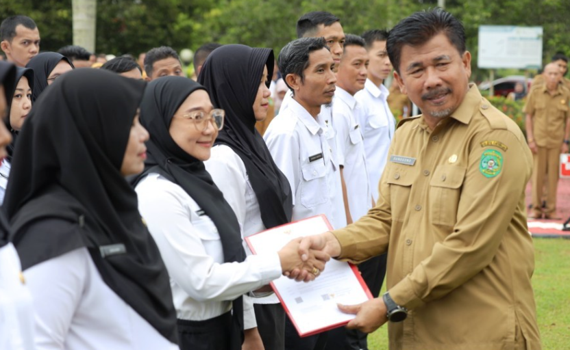 Sekda Kukar Serahkan SK 166 PPPK Sekretariat Daerah.