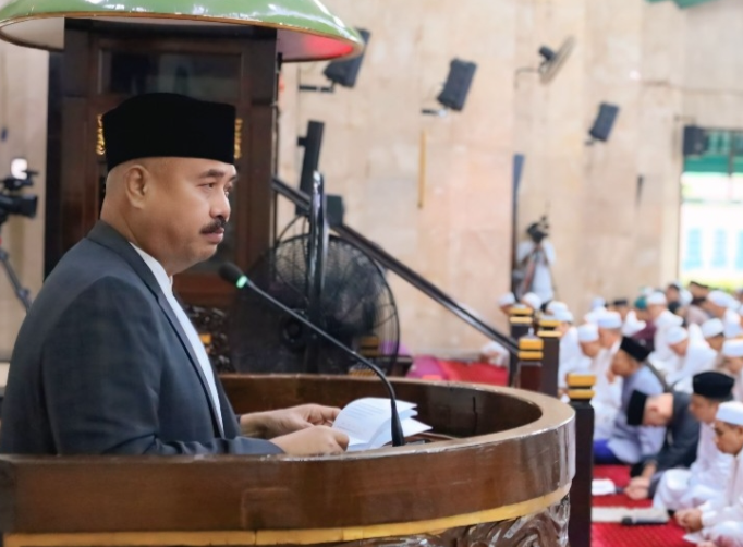 Edi Damansyah menghadiri Sholat Id Hari Raya Idul Adha 1446 Hijriah di Masjid Agung Sultan Aji Muhammad Sulaiman Tenggarong.
