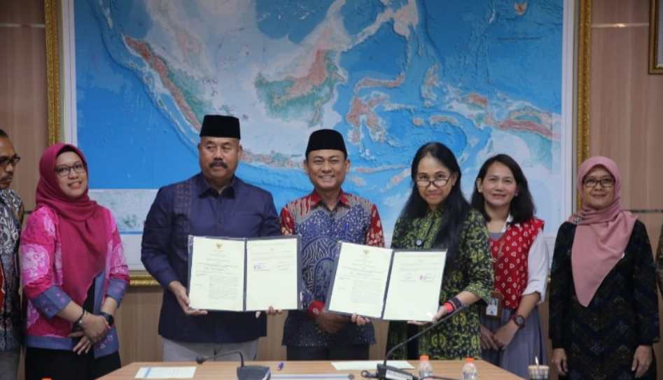 Bupati Kutai Kartanegara (Kukar) Edi Damansyah bersama Sekretaris Utama Badan Informasi Geospasial (BIG) Republik Indonesia (RI) R.A Belinda Arunawati Margono, melakukan Penandatanganan Nota Kesepahaman dan Rencana Kerjasama 2025-2029 antara Pemkab Kukar dengan BIG RI