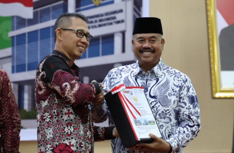 LHP BPK RI atas LKPD tahun 2024 yang diserahkan Kepala BPK RI perwakilan Kaltim, Mochammad Suharyanto diterima Bupati Kukar Edi Damansyah di Auditorium Nusantara BPK Kaltim Samarinda.