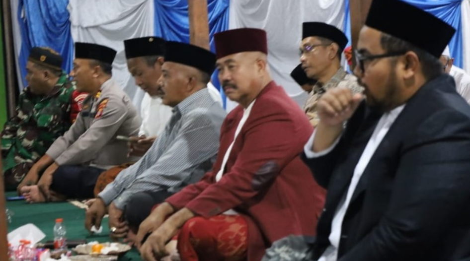 Bupati Kutai Kartanegara Edi Damansyah menghadiri acara Haflah Takhtim dan wisuda purna studi Pondok Pesantren (Ponpes) Nurul Islam Desa Mamunggal Jaya.