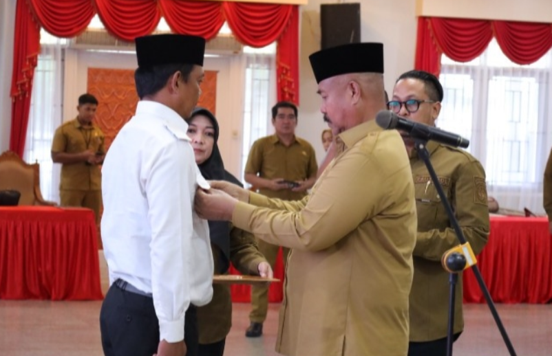 Bupati Kutai Kartanegara (Kukar) Edi Damansyah melantik Penjabat (PJ) Kepala Desa (Kades) Long Beleh Modang Kecamatan Kembang Janggut dan Penggantian Antar Waktu (PAW) Anggota Badan Permusyawaratan Desa (BPD) 10 desa se Kukar.