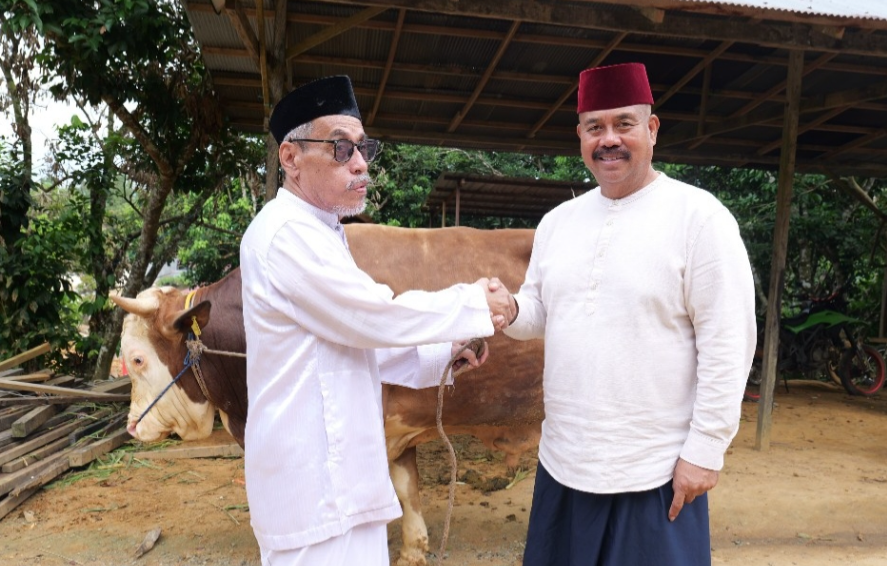 Bupati Kutai Kartanegara (Kukar) Edi Damansyah menyerahkan 2 (dua) ekor hewan qurban, masing-masing satu ekor untuk Pondok Pesantren Darus Salamah dan Ponpes Nurul Islam Desa Manunggal Jaya Kecamatan Tenggarong Seberang.