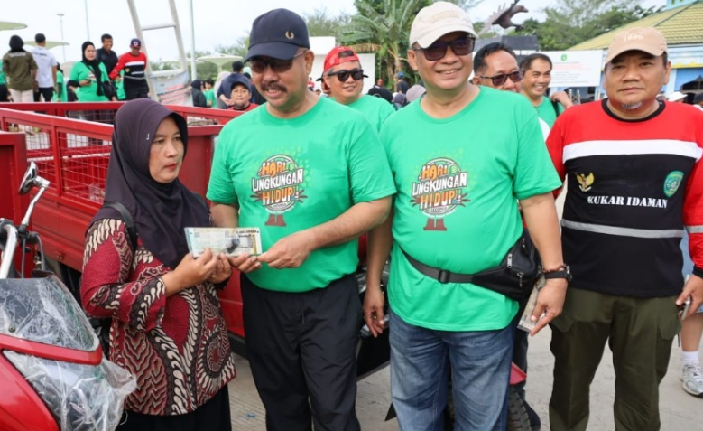 Bupati Kutai Kartanegara (Kukar) Edi Damansyah bertindak sebagai Pembina Apel Bersama Aksi Bersih Sampah Plastik dan Penanaman Pohon di Taman Tanjong Tenggarong, dalam Rangka Peringatan Hari Lingkungan Hidup Sedunia.