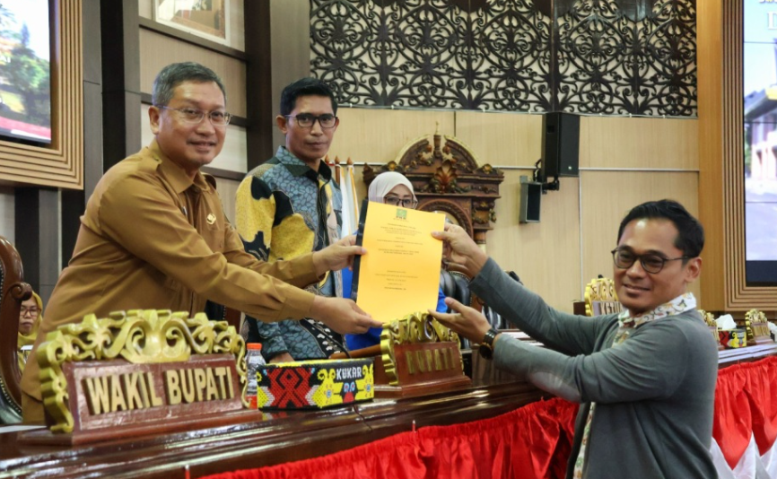 Asisten III Setkab Kukar Dafip Haryanto mengajukan tujuh Raperda pemekaran desa dalam Rapat Paripurna DPRD Kukar.