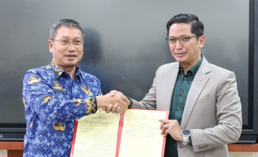 Pemerintah Kutai Kartanegara melalui Asisten III Bidang Administrasi Umum Sekretariat Daerah Kabupaten (SetdaKab) Kutai Kartanegara (Kukar) Dafip Haryanto melakukan Penandatanganan Kesepakatan Bersama antara Pemerintah Kabupaten Kukar dan Perseroan Terbatas Semangat Cipta Bermanfaat (SCB) International Consulting.