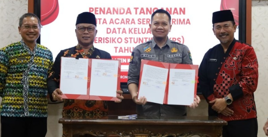 Sekda Kukar Saksikan Penandatanganan BAST Data Keluarga Beresiko Stunting Dari BKKBN Kaltim.